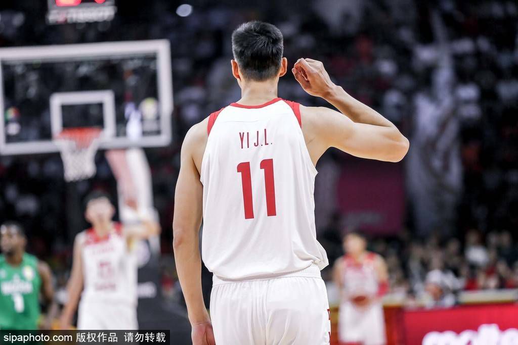 小助理笑着说道：花几十万就想在宋总您的面前装逼，这个叶辰也真的是瞎了心。